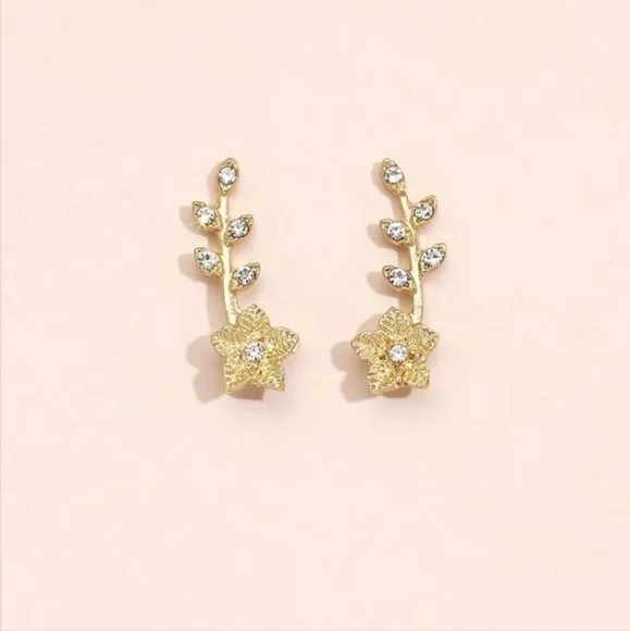 ✨️✨️NEW✨️✨️STUNNING!! FLOWER Ear Climber Earrings with Tiny CZ'S in GOLD Plating - Picture 1 of 14